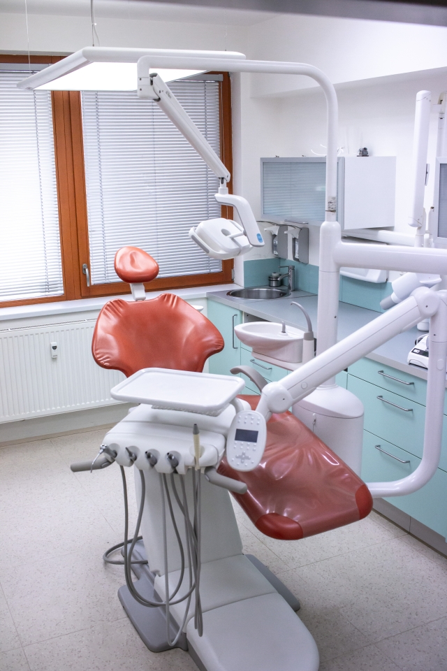 Hledáme zubního lékaře / zubní lékařku do moderní ordinace Dent22 (Praha-Uhříněves)