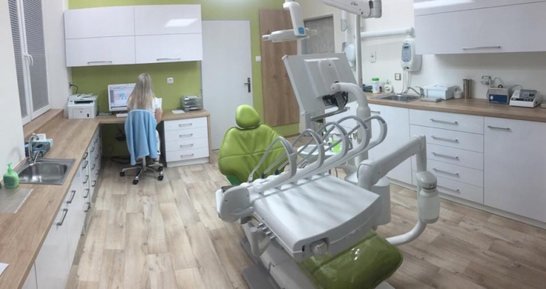HLEDÁME DENTÁLNÍ HYGIENISTKU HLEDÁME DENTÁLNÍ HYGIENISTKU