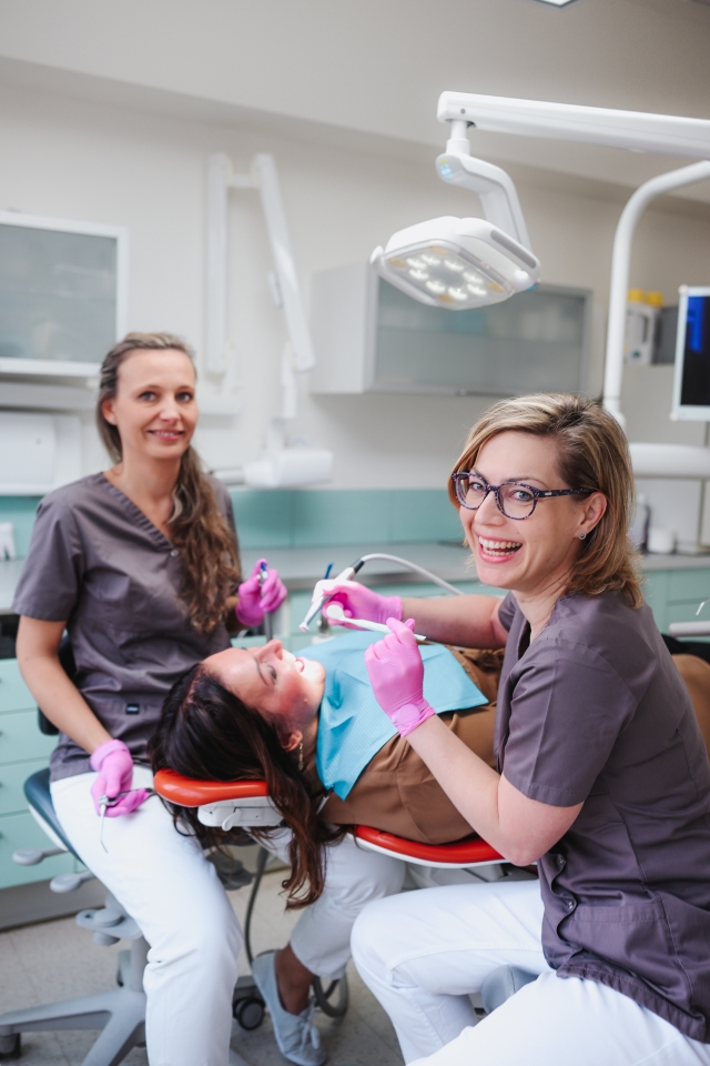 Hledáme zubního lékaře / zubní lékařku do moderní ordinace Dent22 (Praha-Uhříněves)