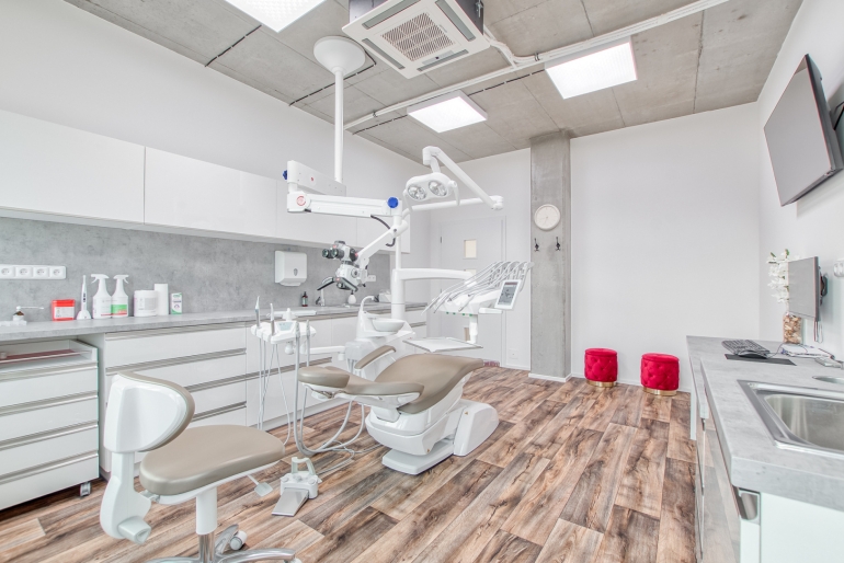 ZUBNÍ LÉKAŘ/LÉKAŘKA ZUBNÍ LÉKAŘ/LÉKAŘKA